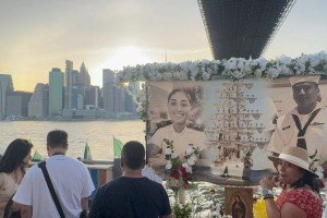 Poblanos recuerdan a cadetes navales ca&iacute;dos en NYC hace un a&ntilde;o