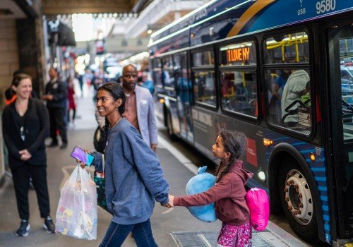 Jueza bloquea intento de Nueva York para rechazar autobuses con migrantes desde Texas