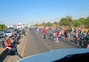 Caos en la México – Puebla por caravana migrante