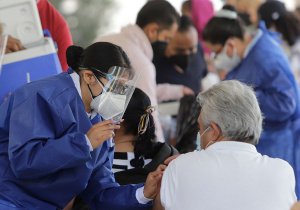 Inicia aplicación de refuerzo contra Covid-19 para población de 60 años