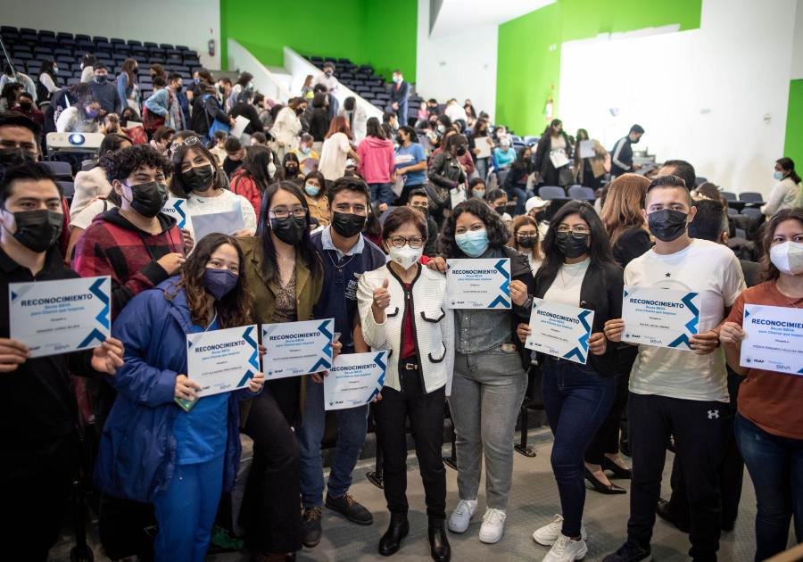Entrega la BUAP becas de BBVA a alumnos destacados