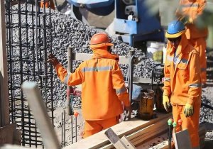 Crece empleo en industrias manufactureras y de construcción