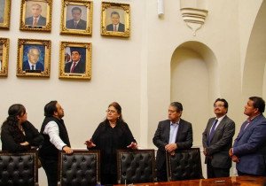 Imagen de Miguel Barbosa es colocada en la Sala de Gobernadores