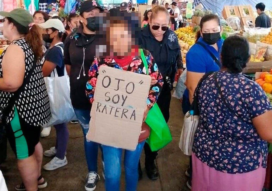 Detienen y exhiben a mujer por robar y asaltar en mercado de Izúcar