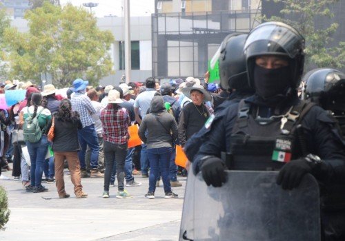 ¿Quién está detrás?