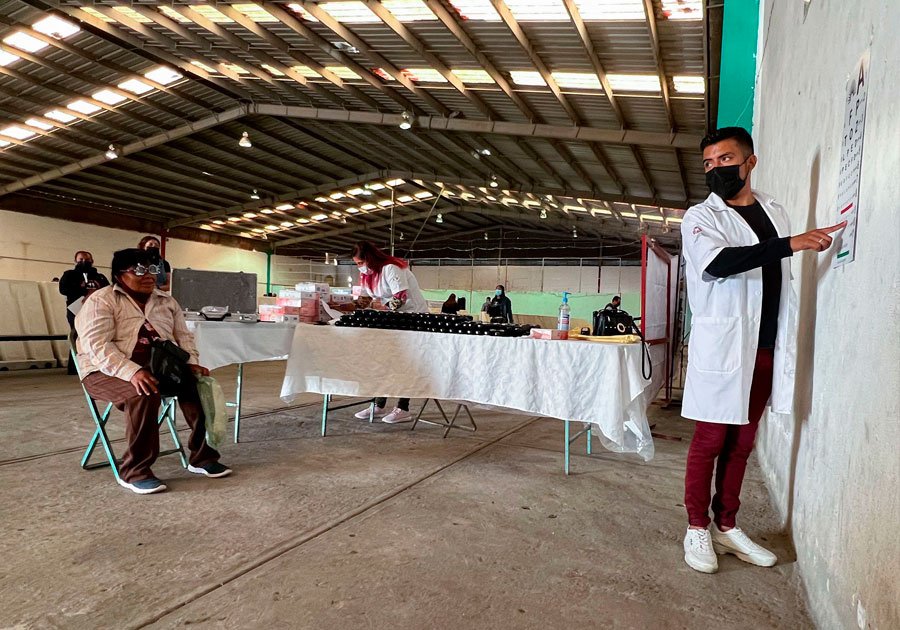 Entregan SEDIF y Beneficencia P&uacute;blica lentes a poblanos en situaci&oacute;n de vulnerabilidad