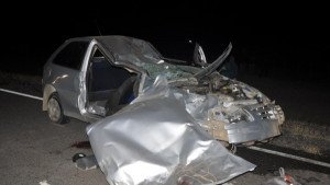 Muere un hombre en choque de auto con un Torton