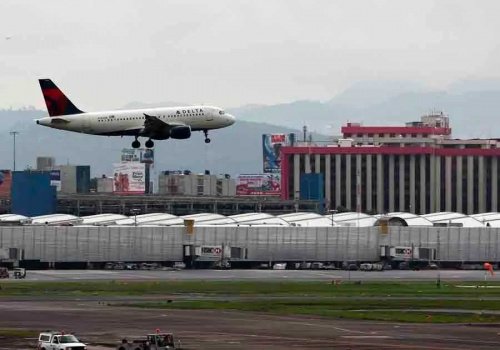 Tras incidentes en vuelos, renuncia V&iacute;ctor Hern&aacute;ndez titular del Seneam