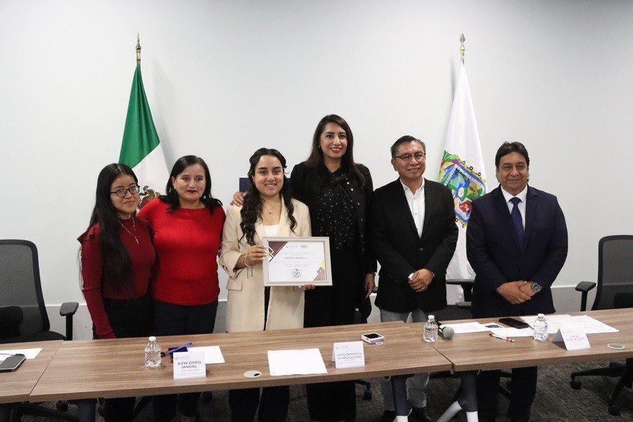 Reconocen en Congreso a j&oacute;venes destacados en distintas &aacute;reas
