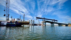 Se registra percance con gr&uacute;a en obras del puente a San Baltazar Tetela