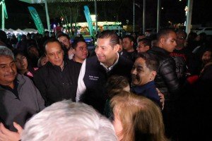 Gobernador Alejandro Armenta entrega juguetes a niñas y niños en el Centro Expositor de Puebla