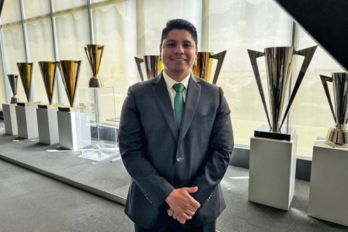 Omar Mu&ntilde;oz firma convenio de colaboraci&oacute;n con la FEMEXFUT