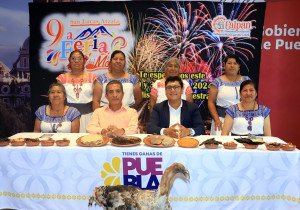 Con Feria del Mole de Calpan, gobierno estatal impulsa a cocineras tradicionales
