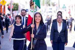 Encabeza Lupita Cuautle desfile cívico por CCXVI aniversario del inicio de la independencia