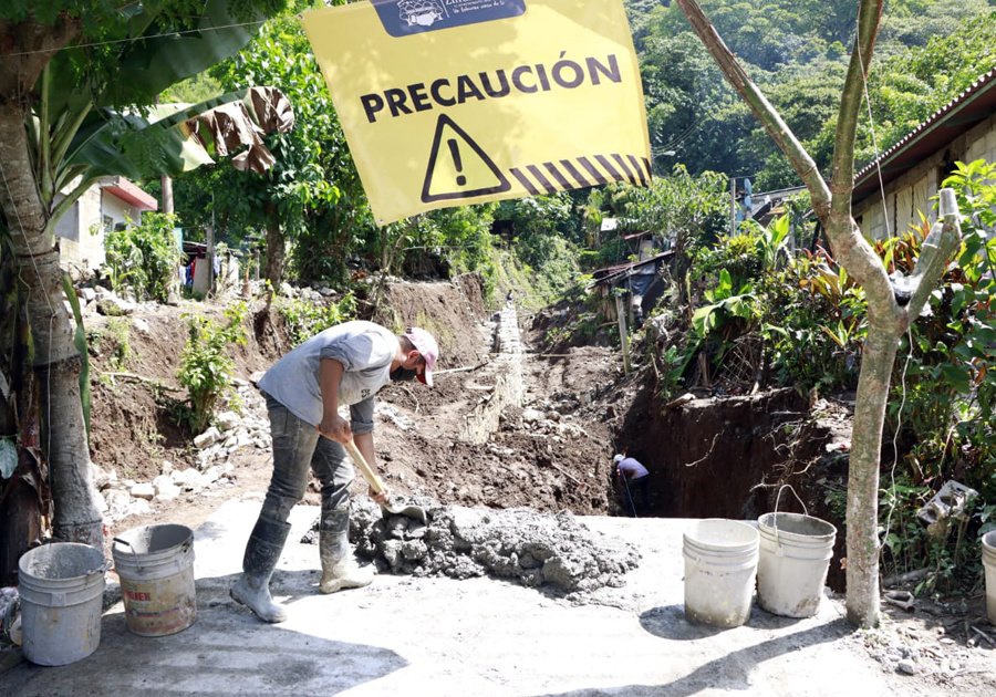 Supervisan reparaci&oacute;n de caminos en la Sierra Norte