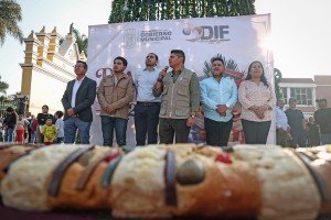 Omar Mu&ntilde;oz encabeza tradicional partida de &ldquo;rosca de Reyes&rdquo; en la cabecera municipal