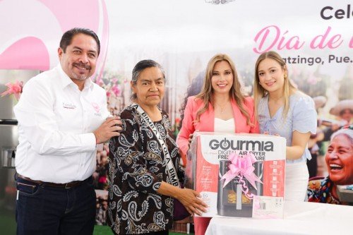 Con amor y cari&ntilde;o SEDIF consiente a 2 mil madres en Acatzingo