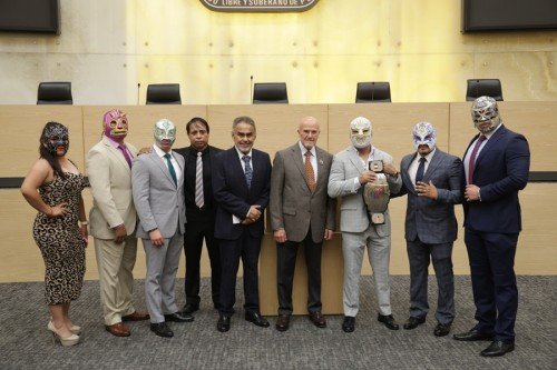 Entrega Congreso reconocimiento &ldquo;Orgullo Poblano&rdquo; a integrantes de lucha libre y familia Lutteroth