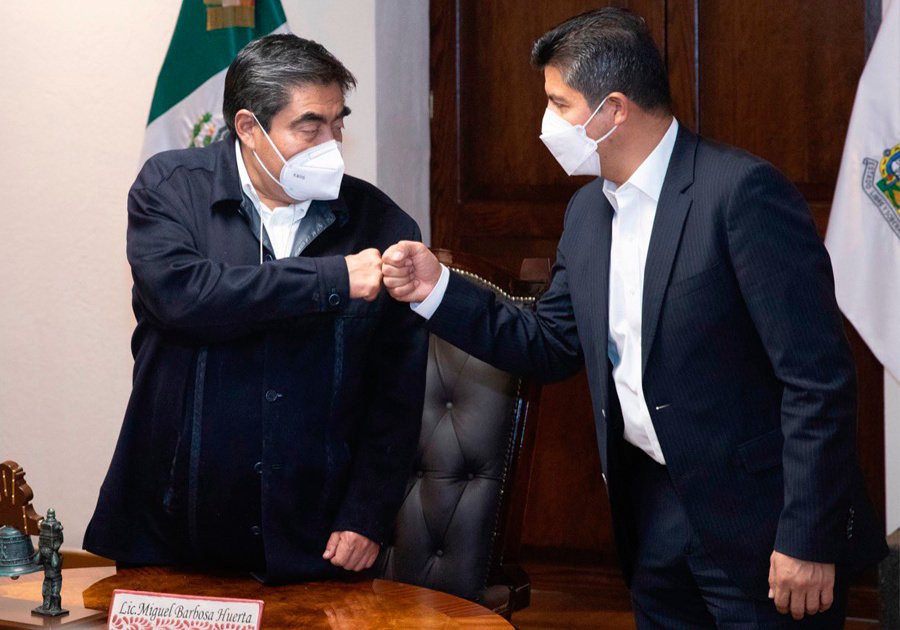 Se reúnen Eduardo Rivera y Miguel Barbosa en Casa Aguayo
