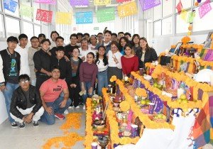 Rectora Lilia Cedillo Ramírez visita corredor de ofrendas en CU2