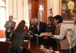 Entrega gobierno de la ciudad reconocimientos a estudiantes