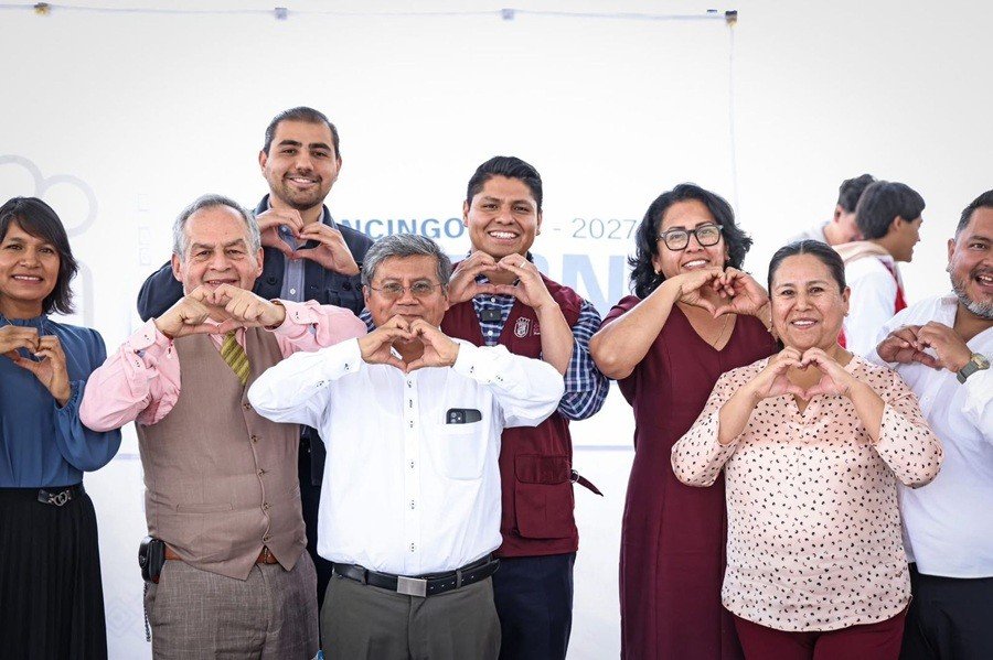 Entrega Omar Mu&ntilde;oz un techado m&aacute;s en Bachillerato Almecatla