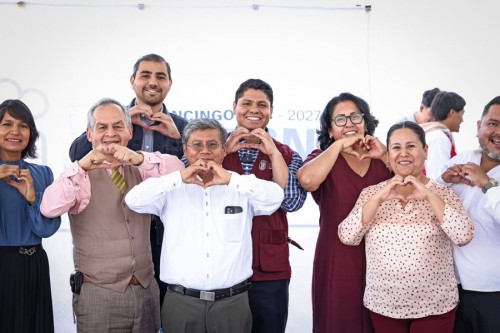 Entrega Omar Mu&ntilde;oz un techado m&aacute;s en Bachillerato Almecatla