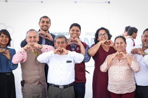 Entrega Omar Muñoz un techado más en Bachillerato Almecatla