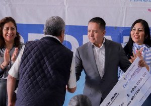 Entrega Edmundo Tlatehui premios del Sorteo Predial 2024