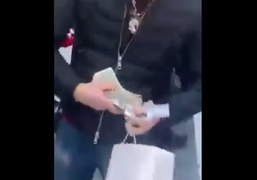 Hombre arroja d&oacute;lares en NY 