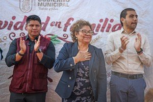 Concluyen Omar Mu&ntilde;oz y Tere Alfaro entrega de chamarras a adultos mayores en Cuautlancingo