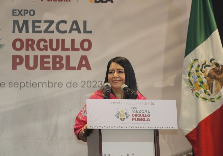 Destaca Ana Laura Altamirano creciente producción de mezcal
