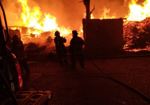 Sofocan incendio en bodega de madera en Cuautlancingo