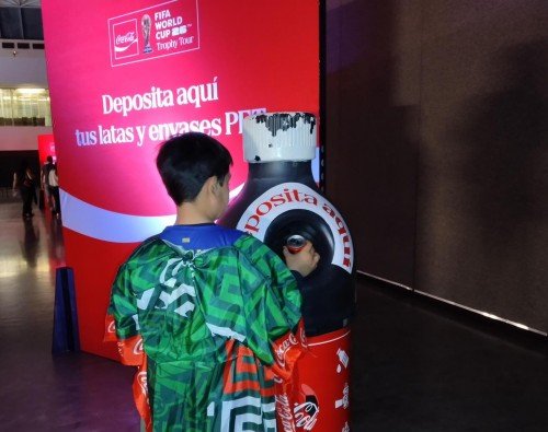 Recibe Gobierno de Pepe Chedraui donaci&oacute;n de latas tras paso del FIFA World Cup Trophy Tour 2026 en Puebla
