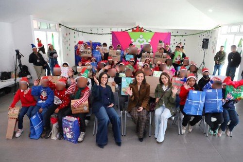 Patronato del DIF Puebla Capital regala sonrisas a estudiantes del Centro de D&iacute;a