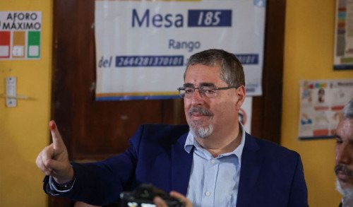 Confirma AMLO llamada a Bernardo Ar&eacute;valo tras triunfo en Guatemala