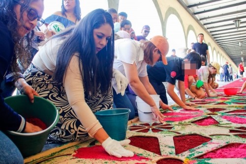 Encabeza Tonantzin Fern&aacute;ndez la colocaci&oacute;n de la alfombra monumental en el Portal Guerrero
