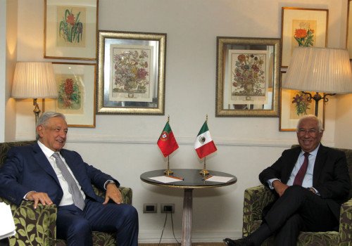 AMLO se re&uacute;ne con el primer ministro de Portugal, Ant&oacute;nio Costa, en Chile