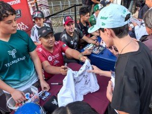 Conviven pilotos de NASCAR con poblanas y poblanos