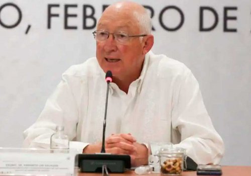 Los c&aacute;rteles no reconocen las fronteras pol&iacute;ticas: Ken Salazar