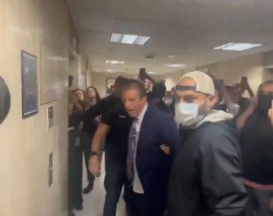 Candidato a la alcaldía de Nueva York fue arrestado por apoyar a un solicitante de asilo
