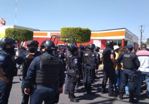 Se enfrentan 28 de Octubre y policías estatales