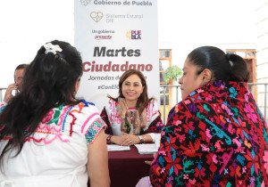 En “Martes Ciudadano”, SEDIF favorece a habitantes de Zacapoaxtla con lentes y sillas de ruedas