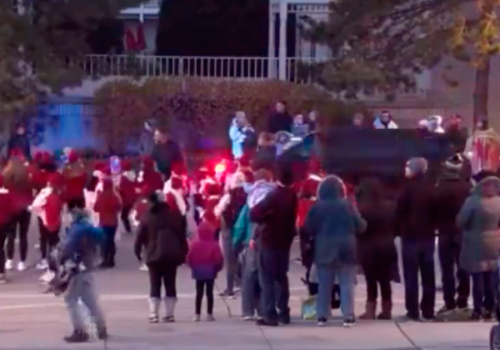 Atropellan a 50 personas en desfile de navidad en Wisconsin