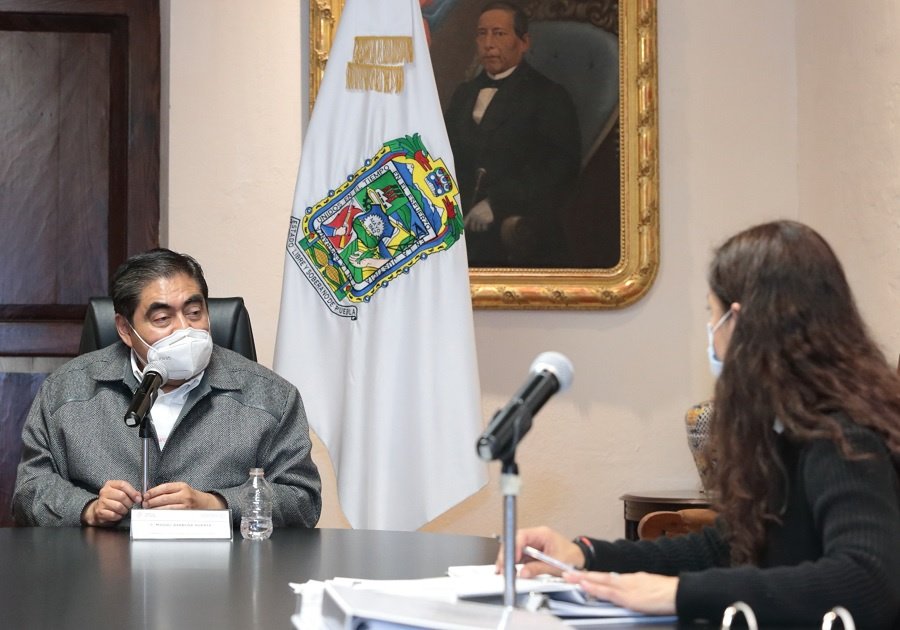 El gobernador y la secretaria de Finanzas.