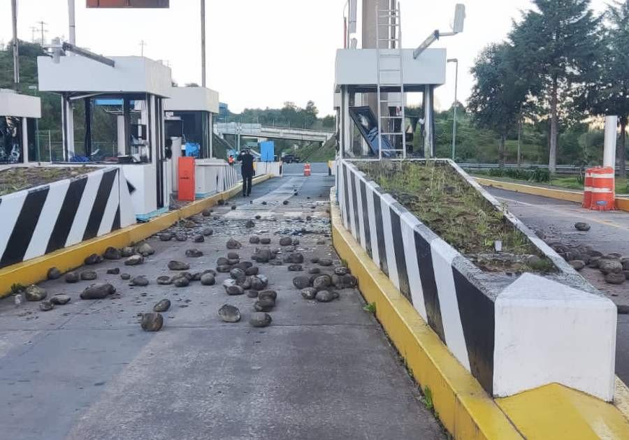 Habrá denuncias por destrozos de normalistas, advierte Barbosa