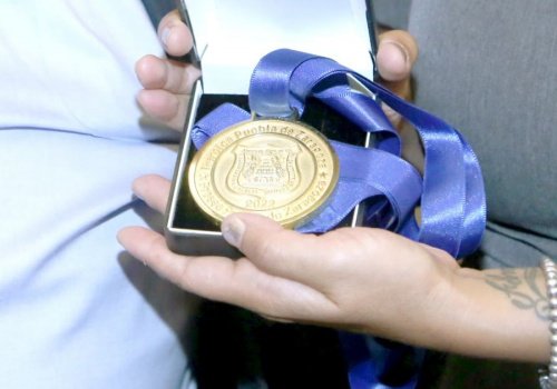 Entregan presea Puebla de Zaragoza al fot&oacute;grafo Ra&uacute;l Gil