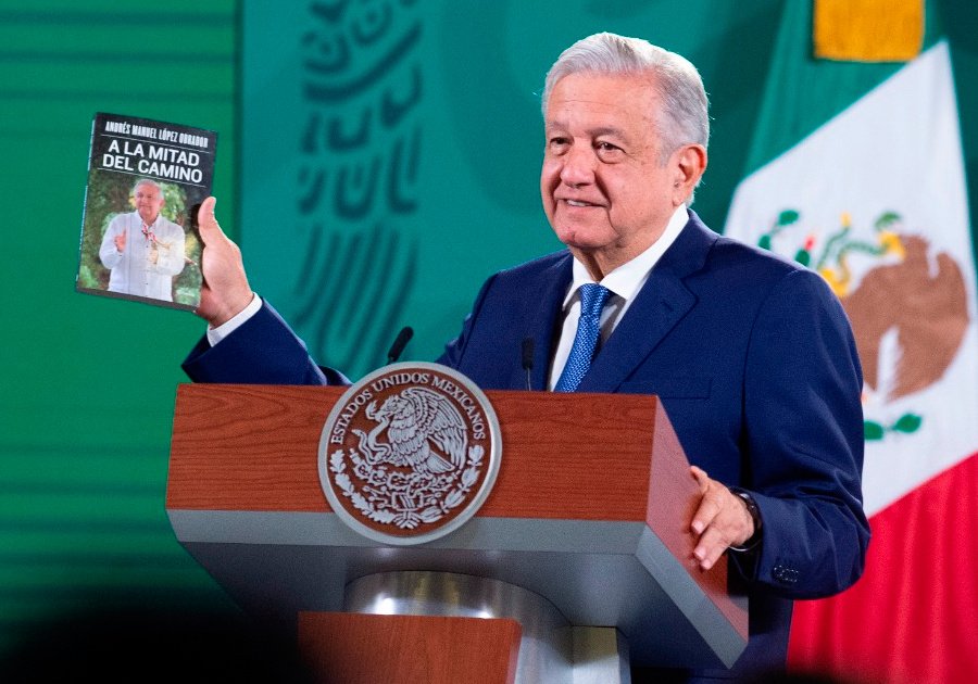 Presenta AMLO su libro &#039;A la Mitad del Camino&#039;