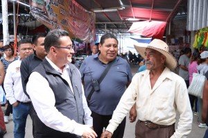 Impulsa diputado P&aacute;vel Gaspar obras comunitarias y atiende necesidades de comerciantes de la Mixteca poblana