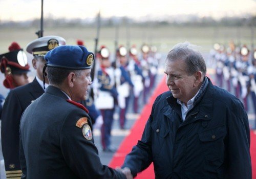 El l&iacute;der opositor pide asumir &eacute;l la presidencia de Venezuela